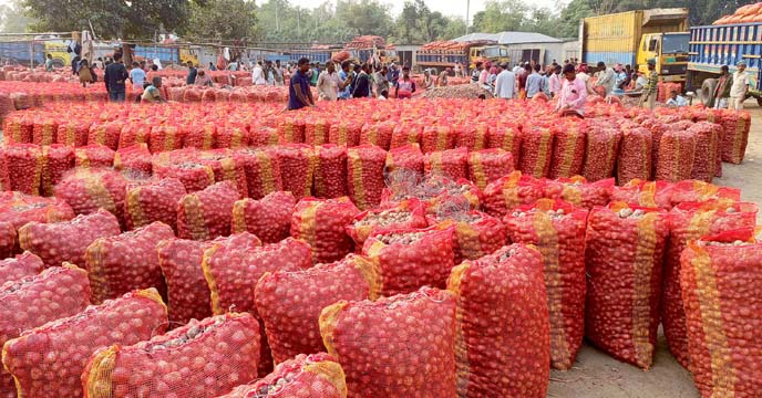 হিলি স্থলবন্দর দিয়ে আসছে ভারতের পেঁয়াজ - বিডি২৪ভিউজ